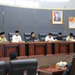 Memimpin Rapat - Ketua DPRD Padang Muharlion didampingi para Wakil Ketua DPRD dalam rapat Paripurna dengan agenda Penyampaian Laporan Keterangan Pertanggungjawaban (LKPJ) Walikota Pa­dang Tahun 2024, Hadiri Walikota Padang Fadli Amran dan Wakilnya Maigus Nasir Serta Sekretaris DPRD Padang Hendrizal Azhar