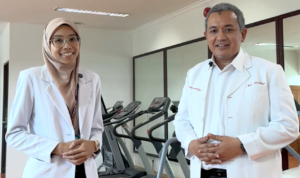 Foto 4 - dr. Abdul Halim Raynaldo, Sp.JP(K), FIHA (kanan) bersama dr. Yuke Sarastri, M.Ked(Cardio), Sp.JP di Ruang Rehabilitasi Jantung PJT RS Adam Malik