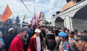 aliansi-lampung-tarik-mandat-menggelar-aksi-unjuk-rasa-di-depan-kompleks-kantor-pemerintah-provinsi-pemprov-lampung-senin-1562-1781503073207_169